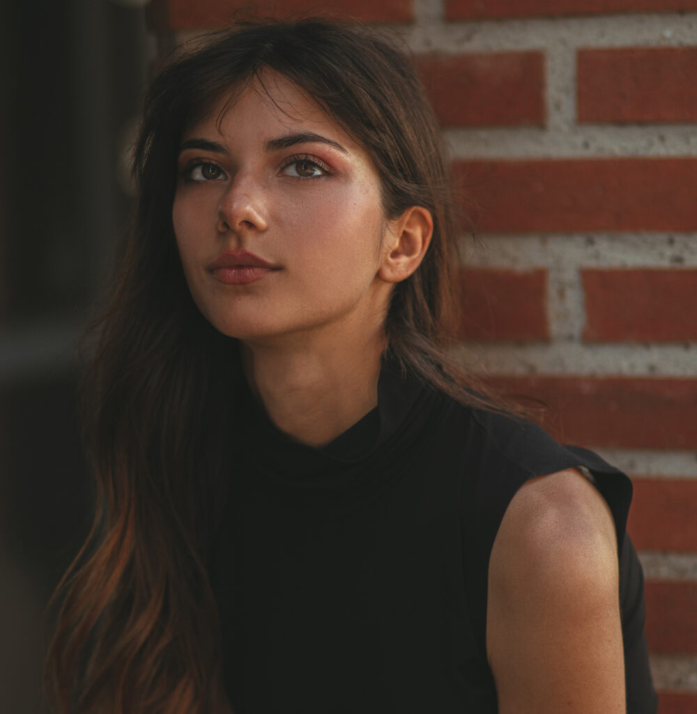 Femme en premier plan avec fond en brique