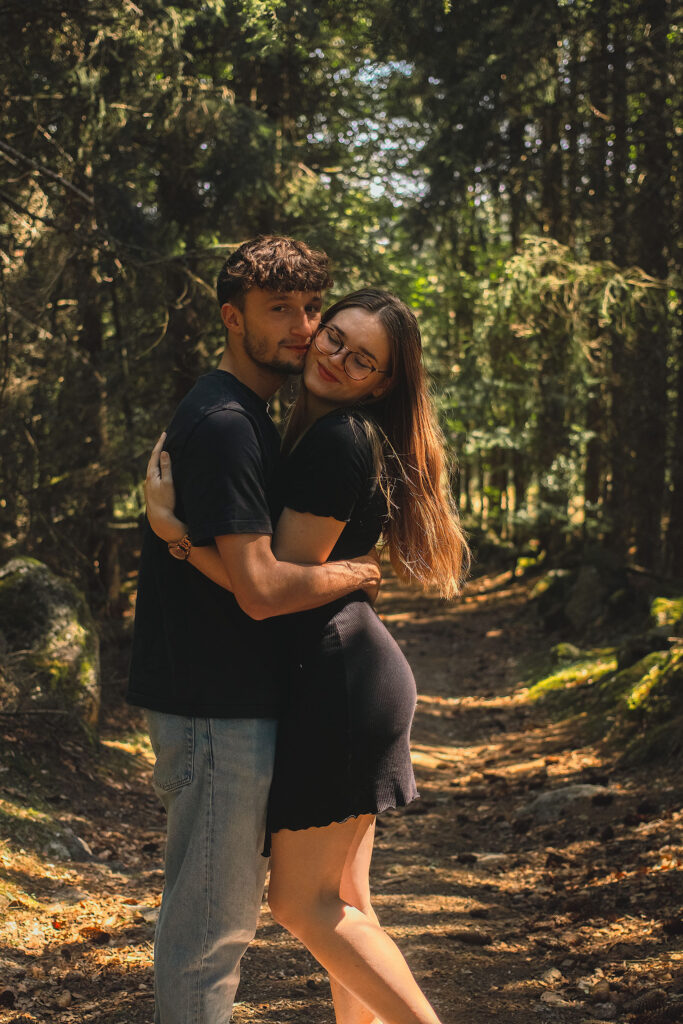 couple heureux debout avec une forêt en fond